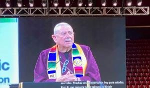 Activista latino se gradúa de la universidad que lo expulsó por su lucha hace más de 50 años