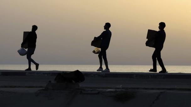 Palestinos reciben la primera ayuda entregada mediante muelle flotante de EE.UU. en Gaza