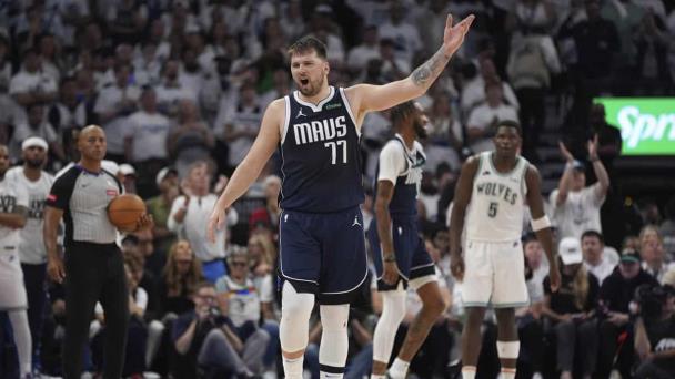 Doncic conduce a Mavericks a triunfo sobre Wolves en 1er partido de final del Oeste