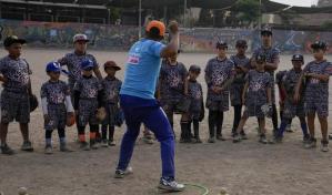El béisbol, casi desconocido en Perú, se convierte en refugio de niños y sus familiares venezolanos