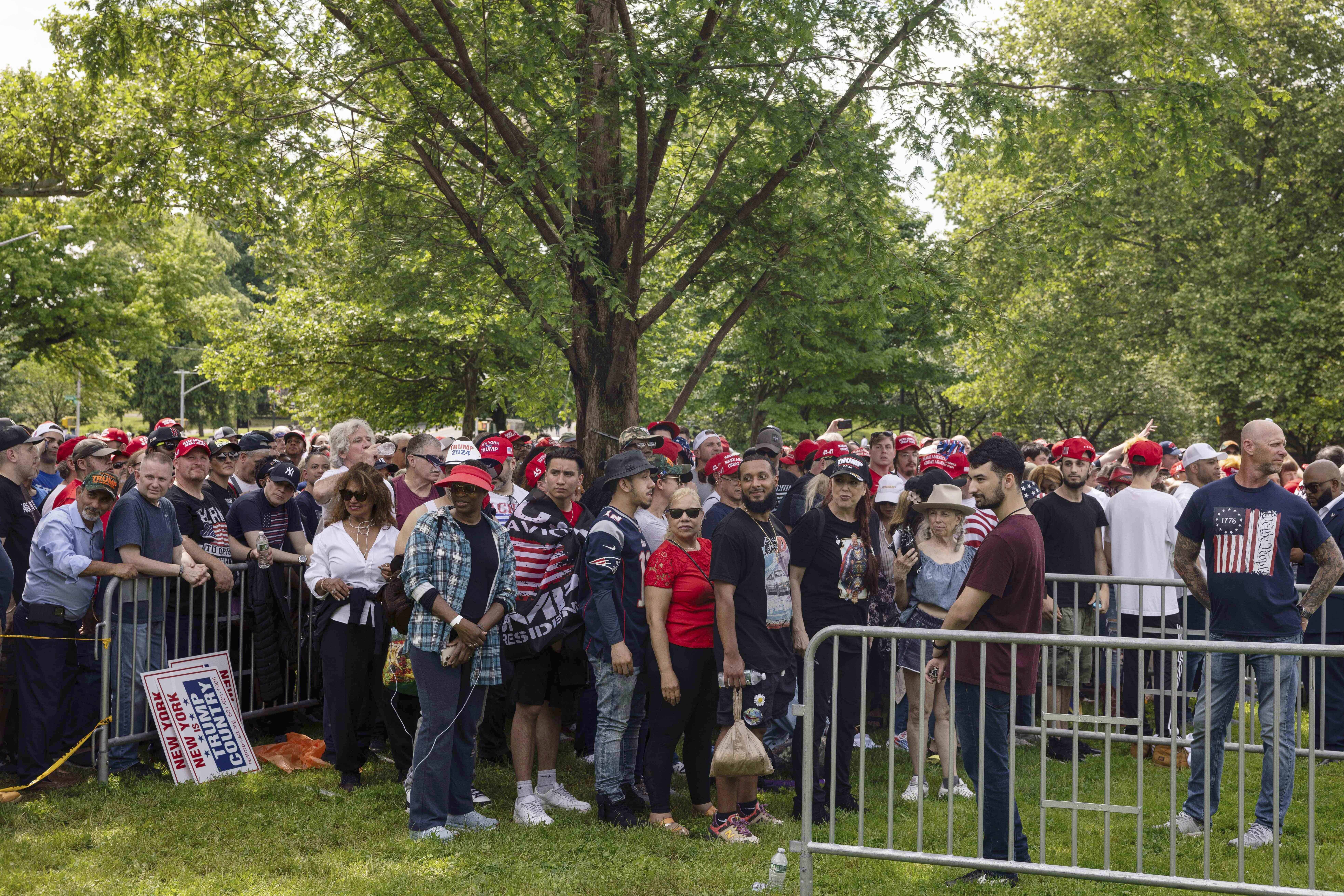 Partidarios del candidato presidencial republicano, el expresidente Donald Trump, se reúnen para un mitin de campaña en el distrito del Bronx de Nueva York, el jueves 23 de mayo de 2024.