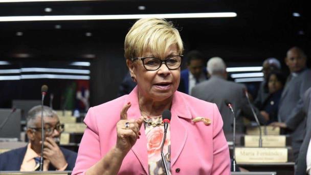 Tras 38 años de labor, Lila Alburquerque dice adiós a la Cámara de Diputados