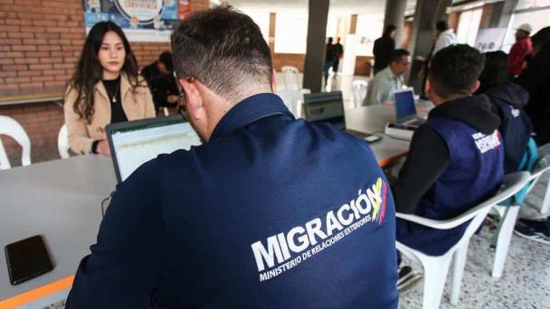 Migración Colombia destituye a un funcionario por cobrar para hacer trámites migratorios