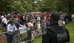 Trump se dirige a sus partidarios en el mitin de El Bronx