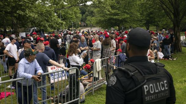 Trump se dirige a sus partidarios en el mitin de El Bronx
