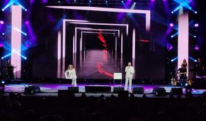Dominicanos desafían la lluvia para reencontrarse con el dúo Pimpinela en el Teatro Nacional