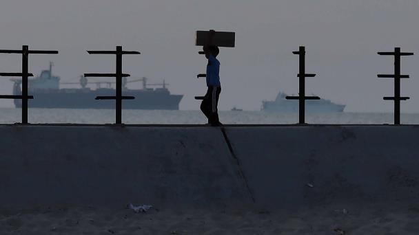 Más ayuda estadounidense llega a Gaza desde muelle flotante tras un inicio difícil