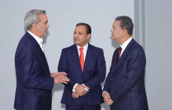 Presidente Abinader se reunirá esta noche por separado con Leonel Fernández y Abel Martínez