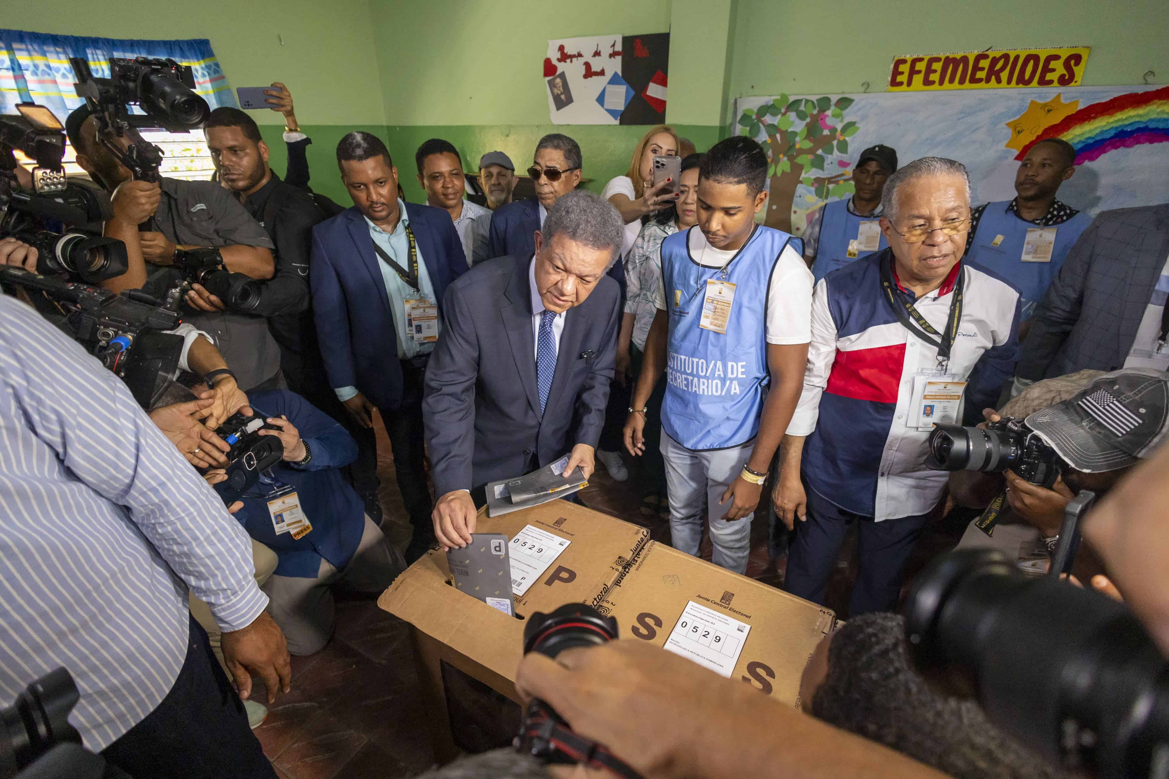 El expresidente Leonel Fernández ejerce su derecho al voto en las elecciones generales de República Dominicana en las que aspiraba a un cuarto mandato.