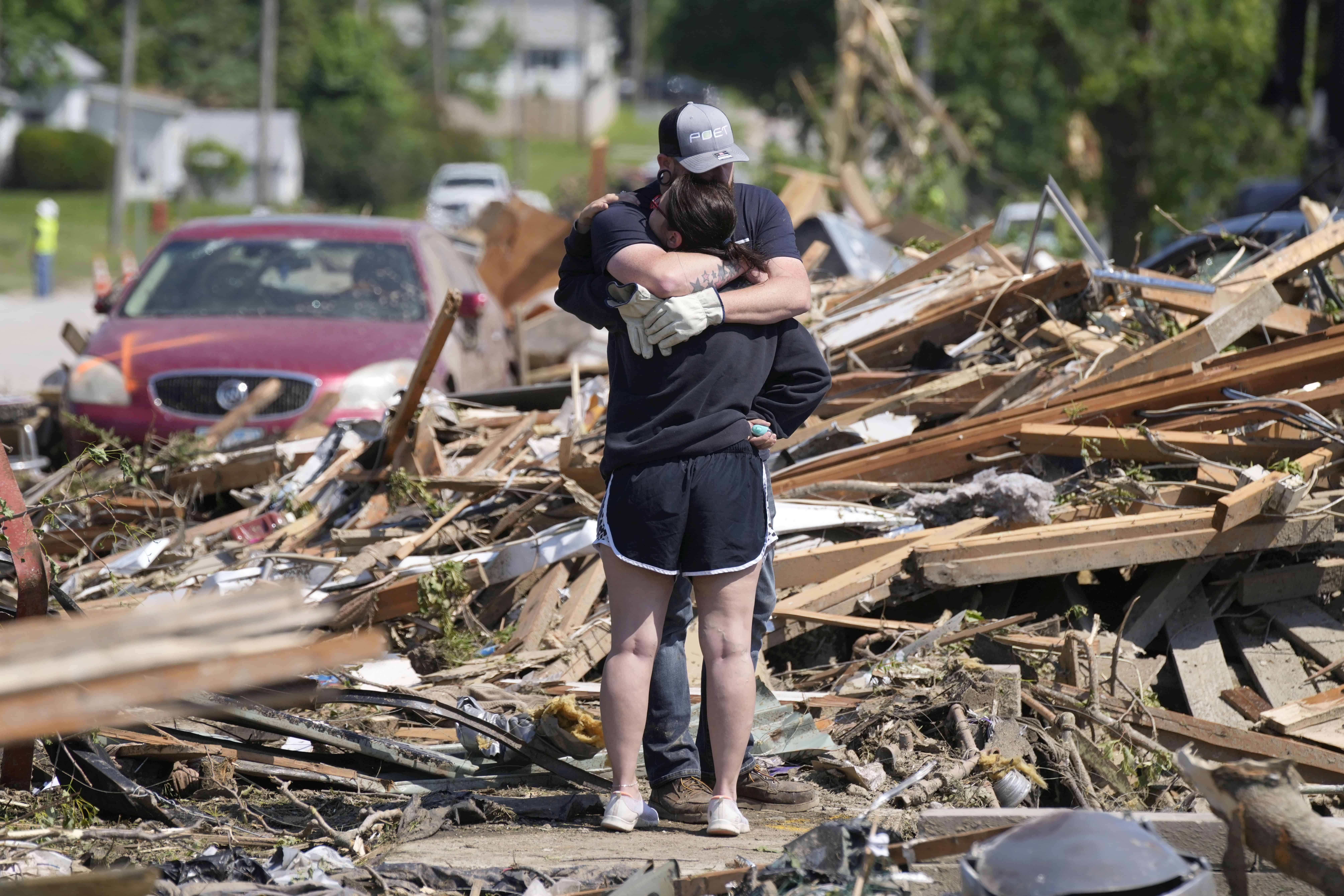Los residentes locales se abrazan frente a su casa dañada por el tornado, el miércoles 22 de mayo de 2024, en Greenfield, Iowa.