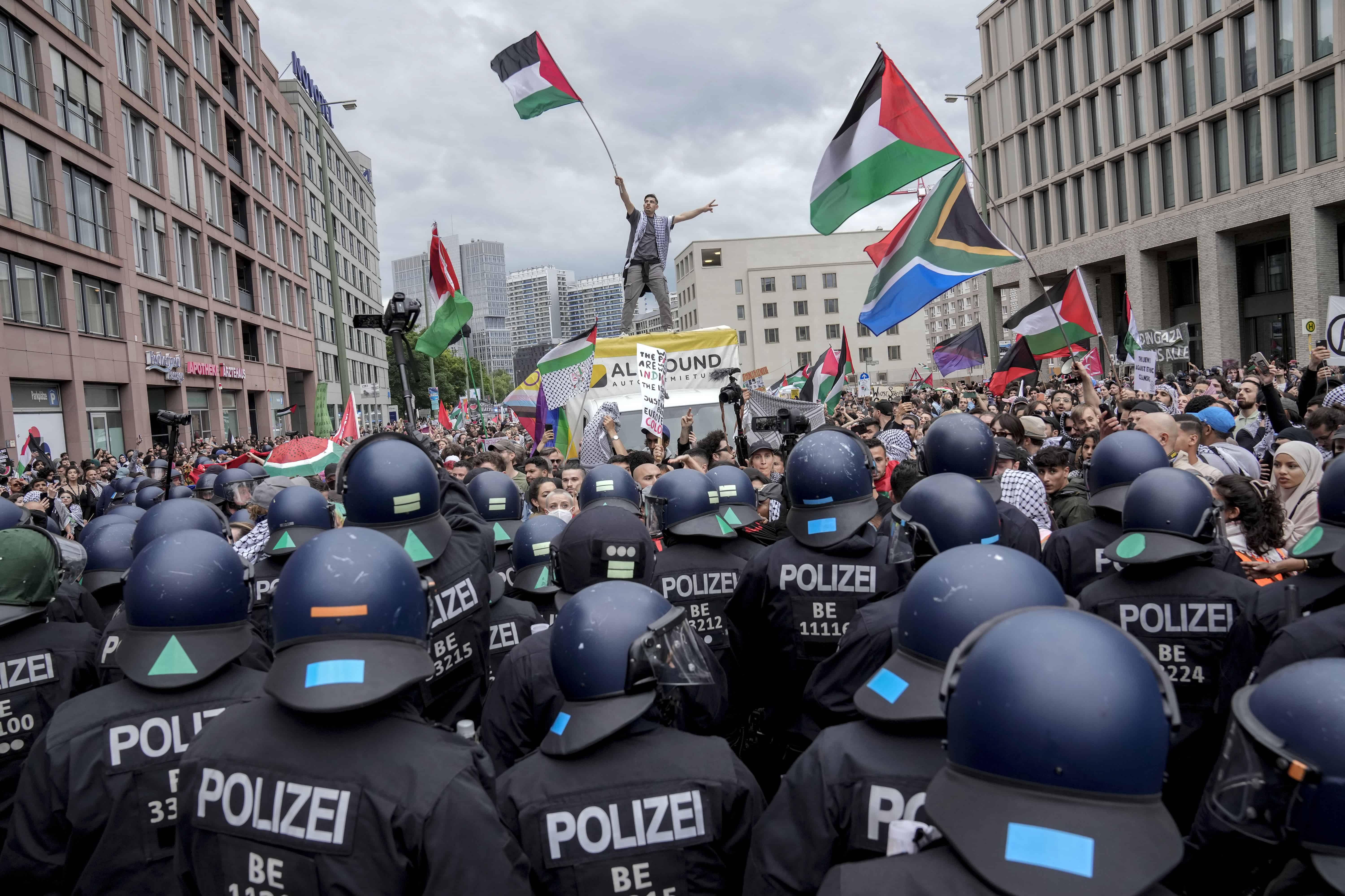 Agentes de policía intentan detener a personas que participan en una manifestación pro palestina en Berlín, el sábado 18 de mayo de 2024.