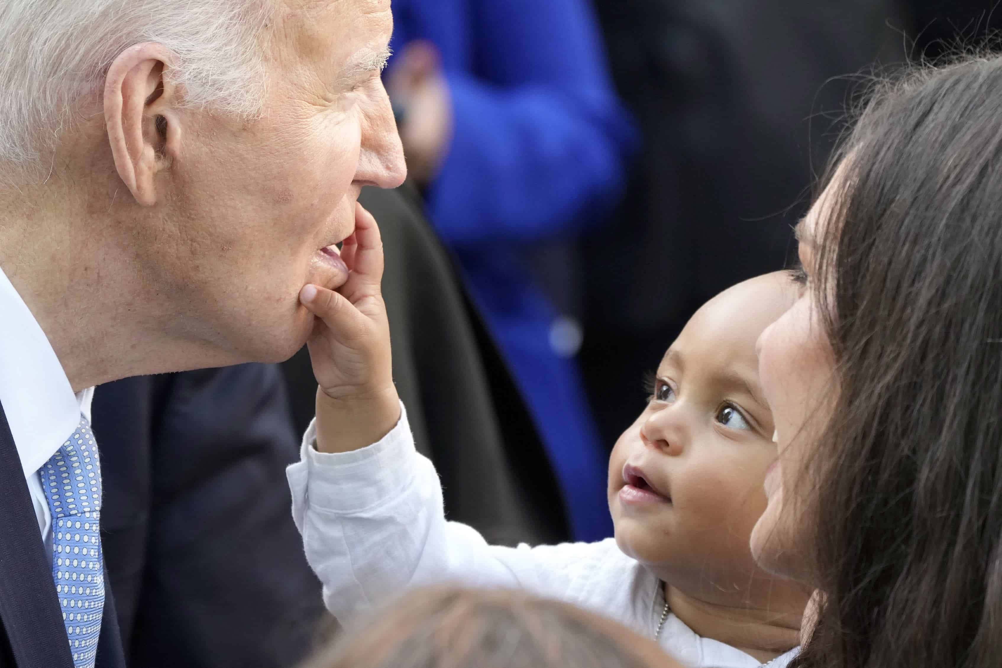 El presidente Joe Biden saluda a Zion Schrode, de 8 meses, del condado de Marin, California, mientras lo sostiene su madre Erin Schrode durante un evento del Mes de la Herencia Judía Estadounidense, el lunes 20 de mayo de 2024, en el jardín de rosas de la Casa Blanca en Washington.