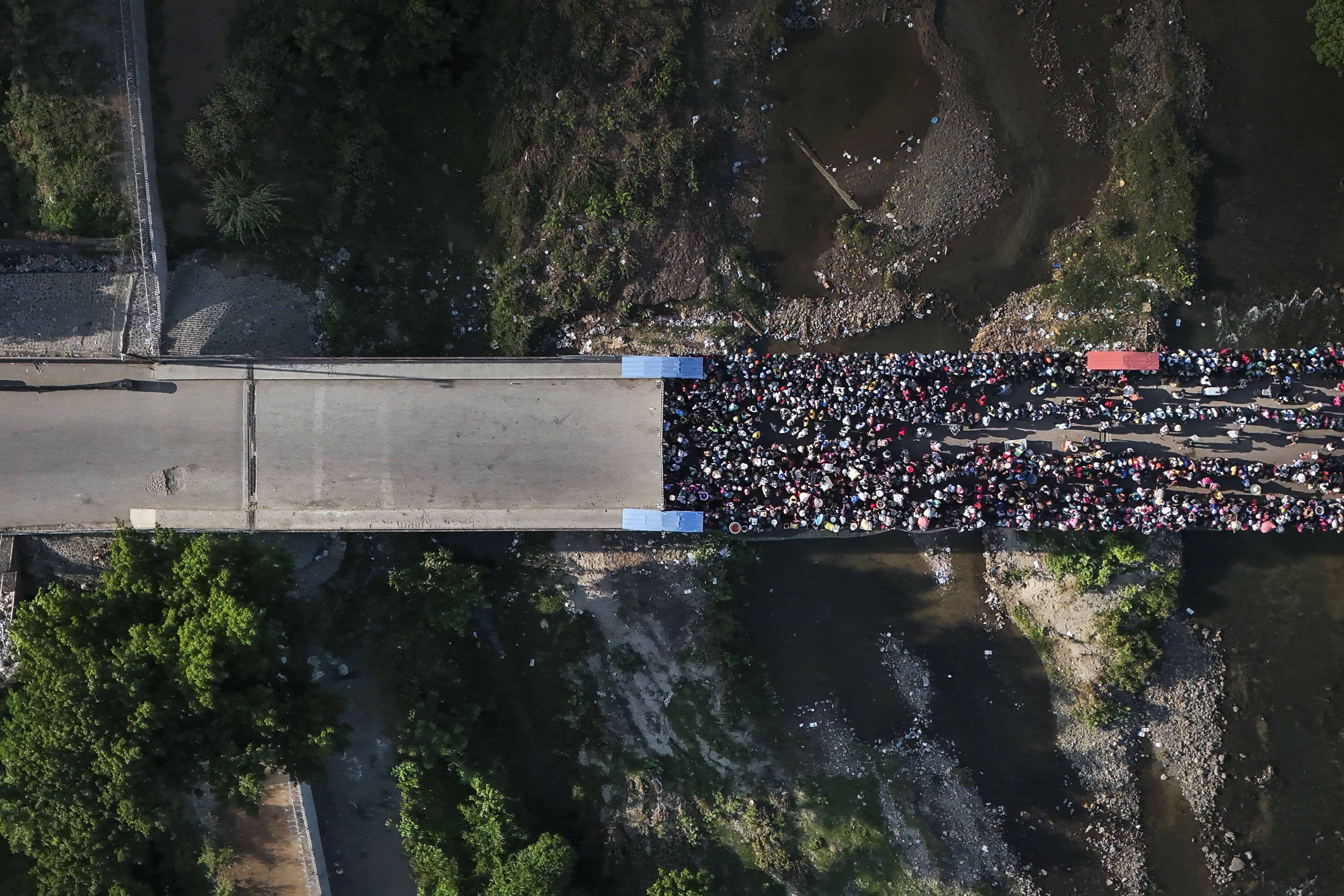 La gente espera en Juana Méndez, Haití, para cruzar a República Dominicana, el 17 de mayo de 2024.