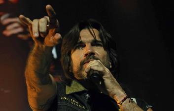 Juanes sigue rindiendo homenaje a sus raíces y le canta a una Bogotá entregada