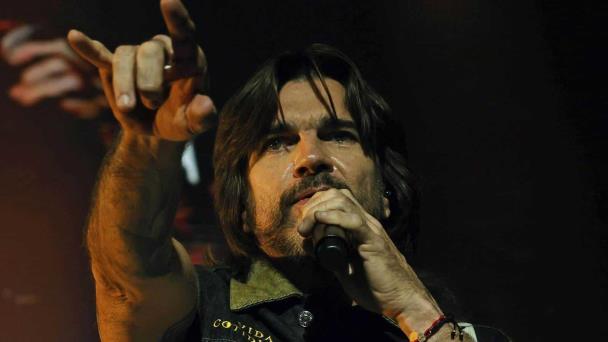 Juanes sigue rindiendo homenaje a sus raíces y le canta a una Bogotá entregada