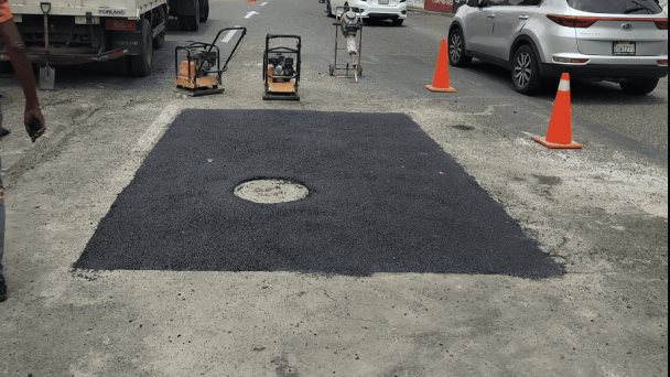 Obras Públicas corrige hoyo en la avenida México con Juana Saltitopa denunciado por Diario Libre