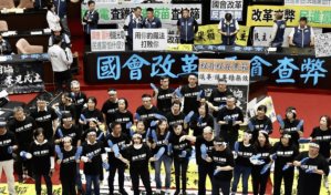 Miles de taiwaneses se manifiestan contra el polémico paquete de reformas parlamentarias