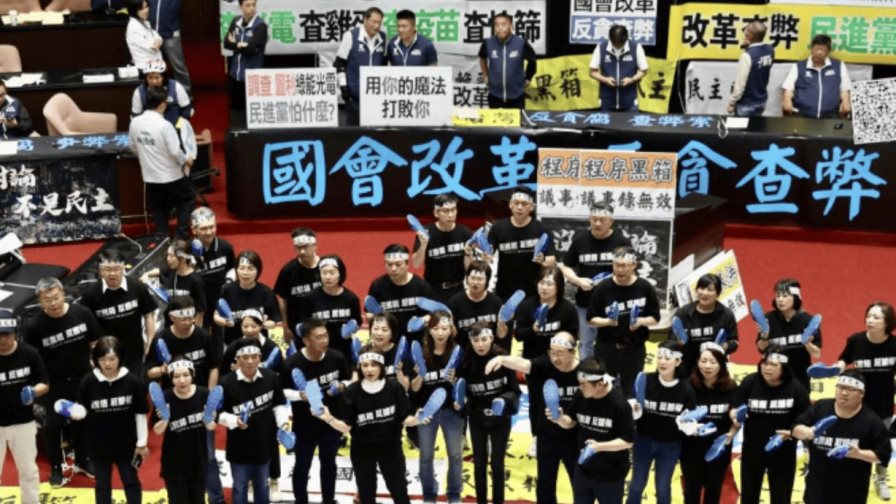 Miles de taiwaneses se manifiestan contra el polémico paquete de reformas parlamentarias