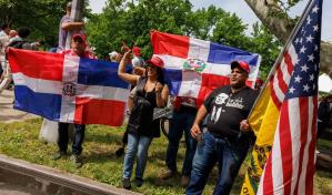 Dominicanos apoyan a Donald Trump en su mitin de El Bronx