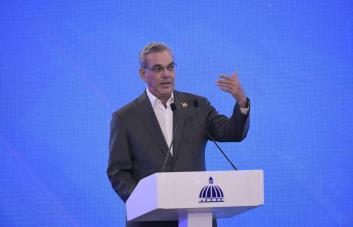 Abinader declara de alta prioridad nacional el desarrollo de los semiconductores