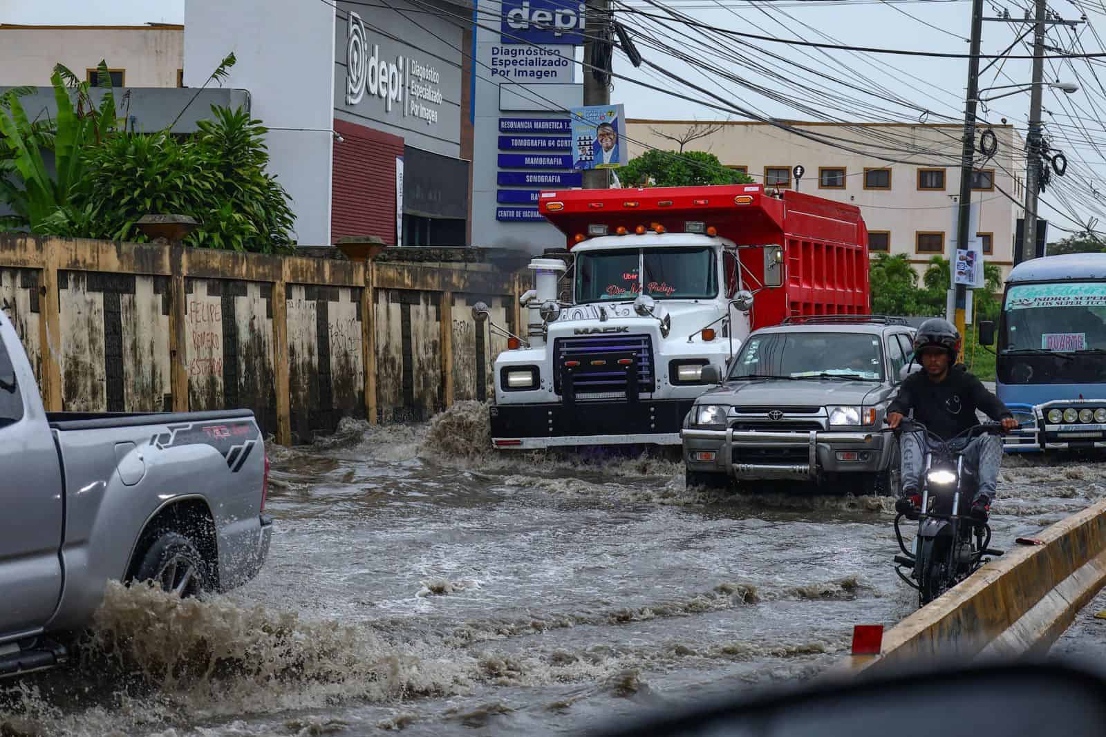 Fuertes lluvias registradas en Santo Domingo provocaron inundaciones y congestionamiento en el tránsito el 4 de julio.