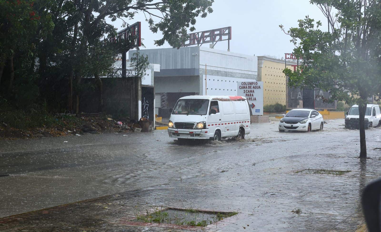 Fuertes lluvias registradas en Santo Domingo provocaron inundaciones y congestionamiento en el tránsito el 4 de julio.