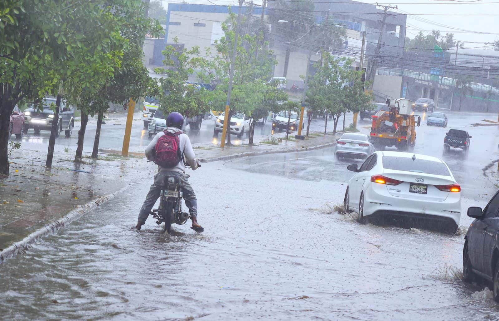 Fuertes lluvias registradas en Santo Domingo provocaron inundaciones y congestionamiento en el tránsito el 4 de julio.