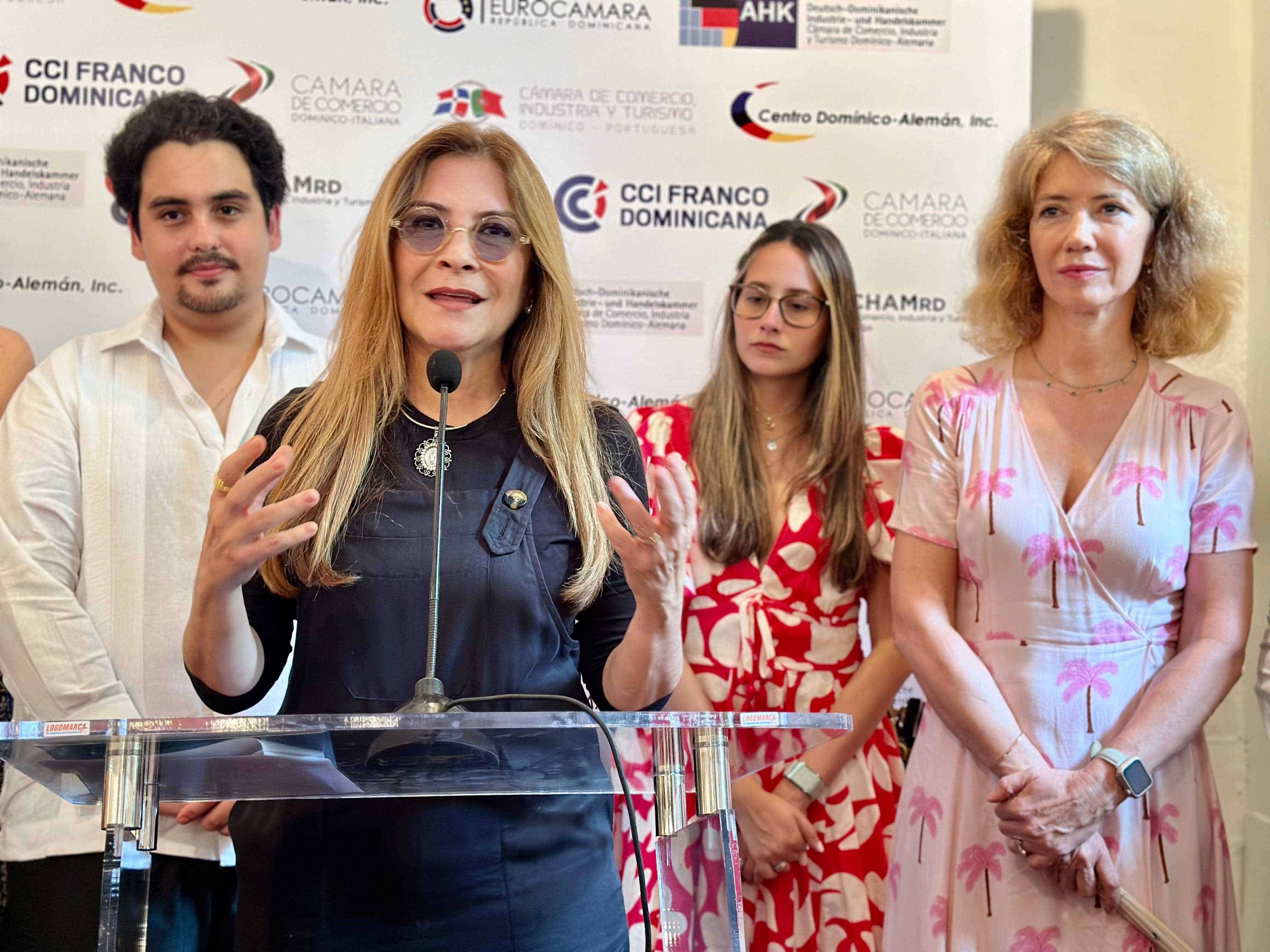 La alcaldesa del Distrito Nacional, Carolina Mejía, dio unas palabras.