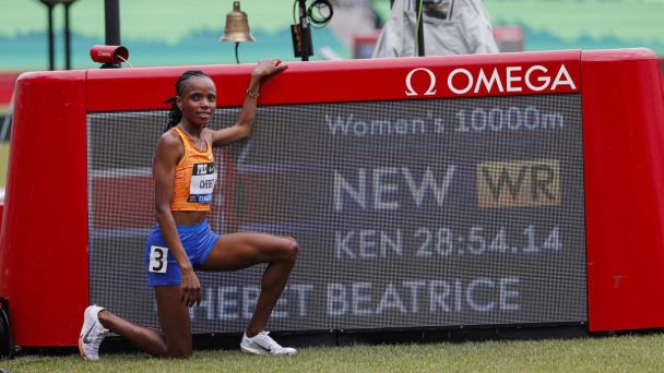 Keniata Beatrice Chebet establece un nuevo récord en los 10.000 metros en el Clásico Prefontaine