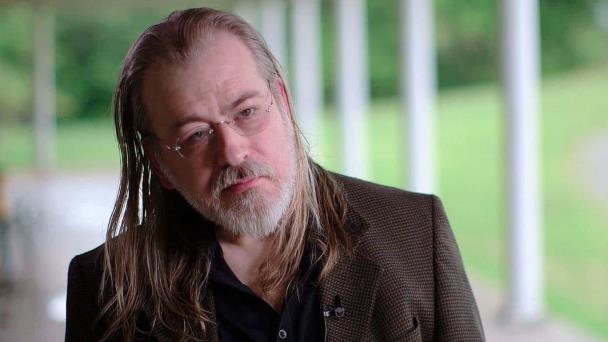 Fallece Caleb Carr, creador de The Alienist