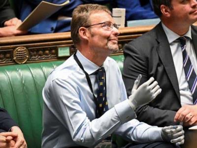 Diputado británico regresa al Parlamento tras amputaciones