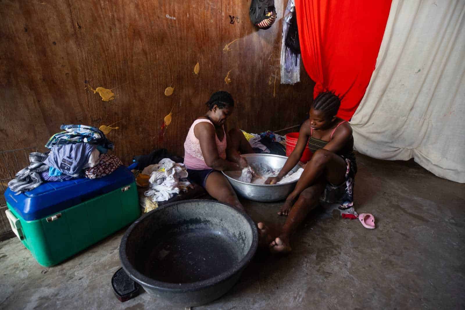 Una mujer y su hija lavan ropa en el campamento de refugiados Carrade, este sábado en Puerto Príncipe (Haití). 