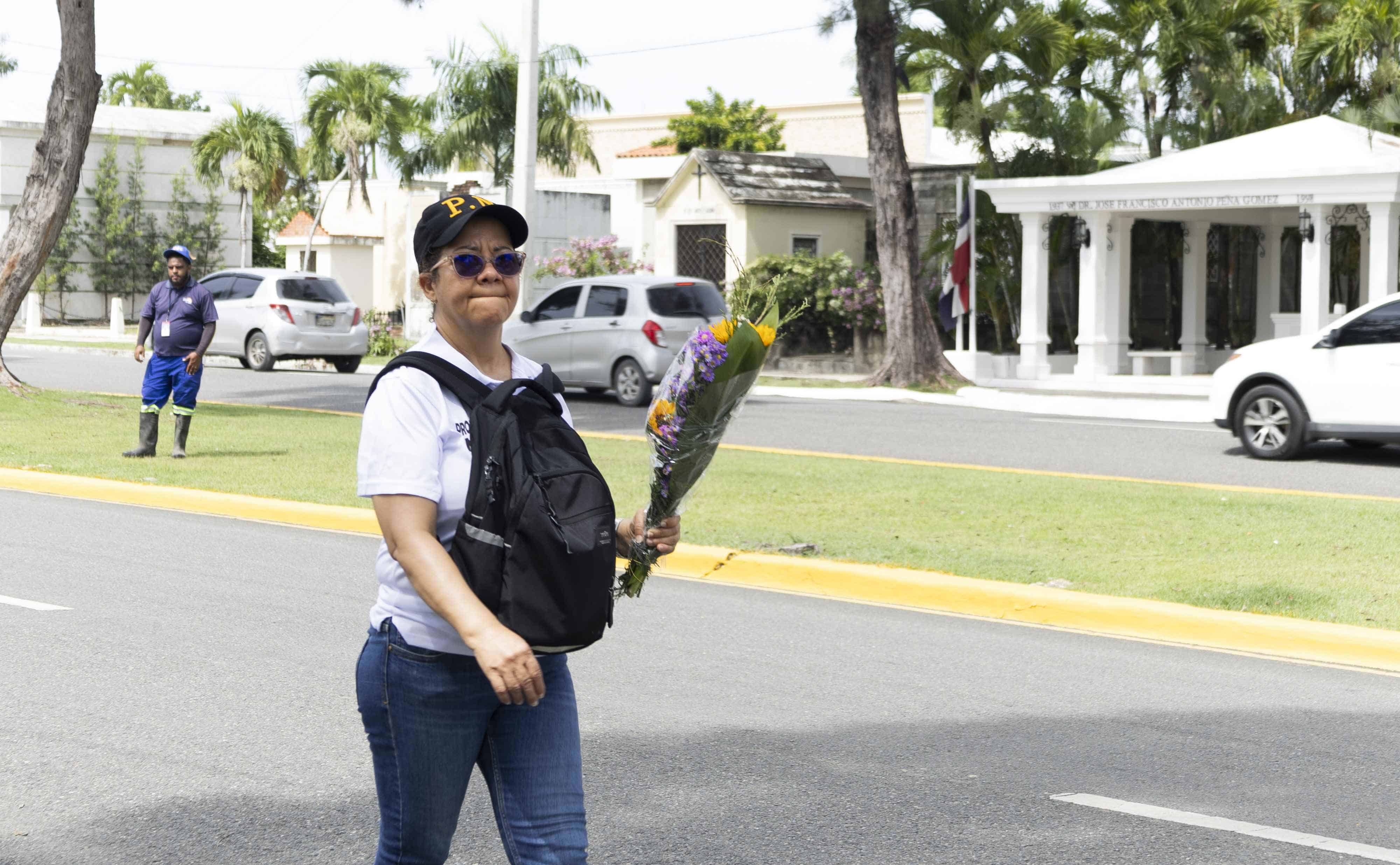 A pie y en vehículos , la gente visitó sus madres falecidas