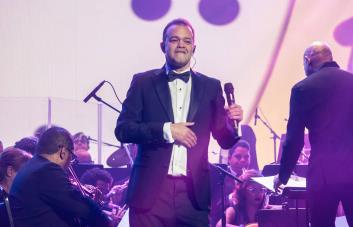 Alex Bueno celebra sus 40 años en escena con un magistral concierto sinfónico