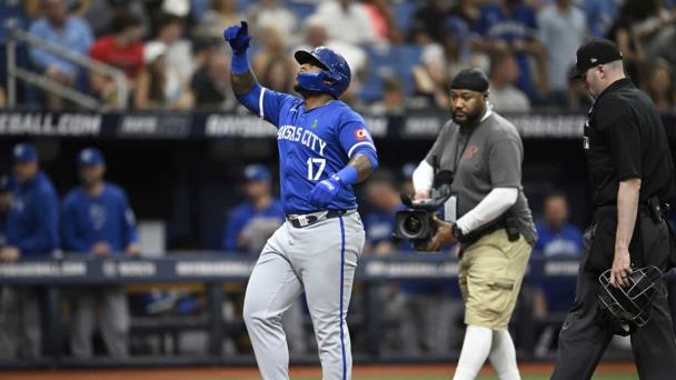 Nelson Velázquez aporta jonrón y doble en la victoria de Reales sobre Rays en 11 innings