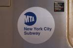 Hombre arroja líquido en llamas a un pasajero en el metro de Nueva York Hombre arroja líquido en llamas a un pasajero en el metro de Nueva York