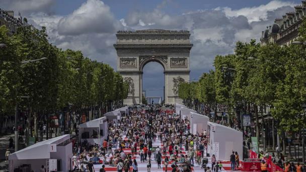 Organizan enorme picnic en Campos Elíseos, la avenida más famosa de París