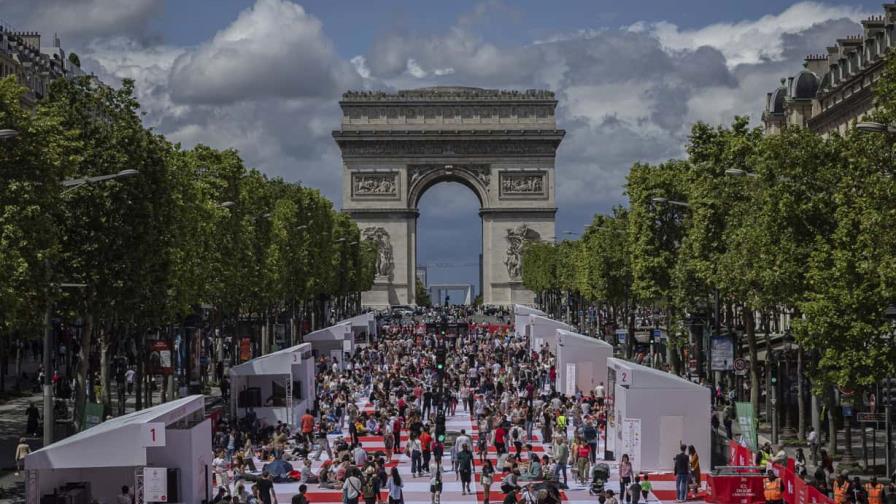 Organizan enorme picnic en Campos Elíseos, la avenida más famosa de París