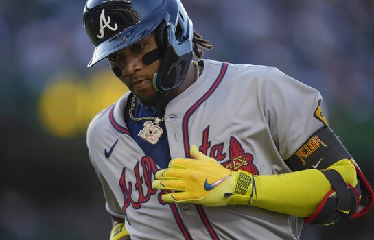 Acu&ntilde;a Jr. conecta cuadrangular con las bases llenas y los Bravos apabullan a los Medias Rojas