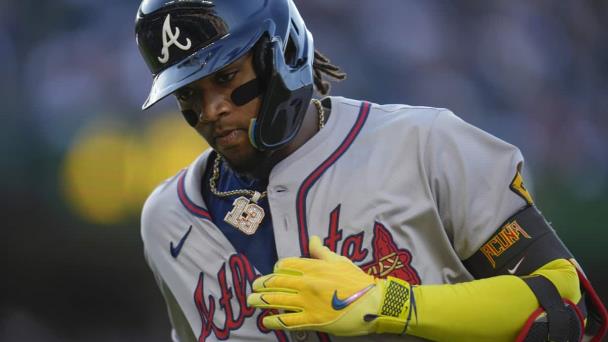 Ronald Acuña Jr. abandona juego ante Piratas por dolencia en rodilla