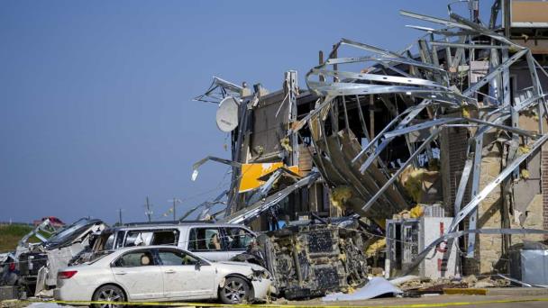 Suben a 15 los muertos por tornados y tormentas en Estados Unidos
