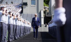 Biden recuerda a cadetes graduados de West Point que deben afrontar amenazas como nunca antes