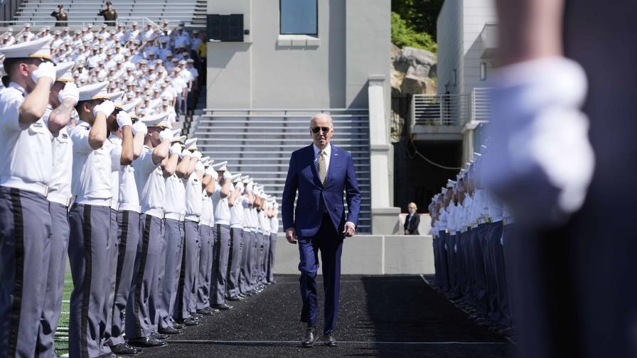 Biden recuerda a cadetes graduados de West Point que deben afrontar amenazas como nunca antes