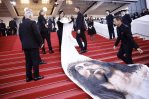 Momento en que guardia de seguridad le dificulta el paso a Massiel Taveras en Cannes Momento en que guardia de seguridad le dificulta el paso a Massiel Taveras en Cannes
