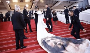 Momento en que guardia de seguridad le dificulta el paso a Massiel Taveras en Cannes