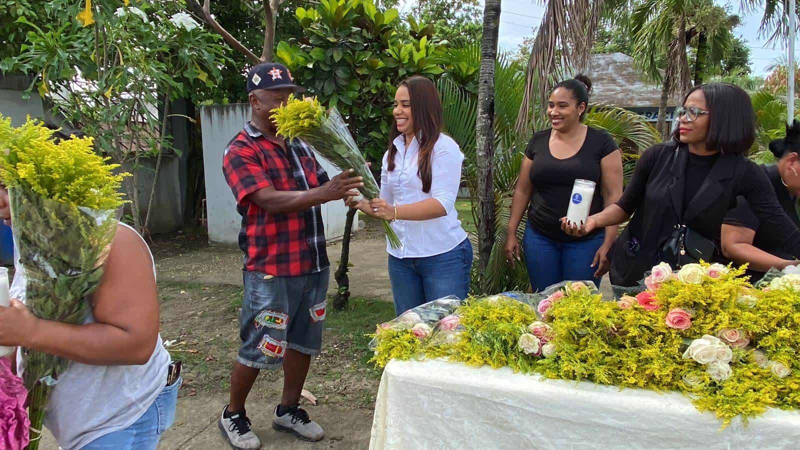 La alcaldesa Betty Gerónimo regala flores a los visitantes.