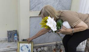 Hijos visitan a madres fallecidas en cementerios limpios y organizados