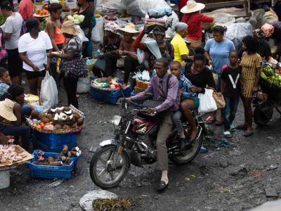 Haití: Compradores llenan mercado de Petionville en medio de basura