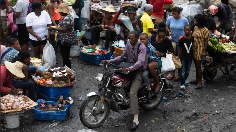 Vendedores y compradores llenan el mercado de Puerto Príncipe en medio de la basura