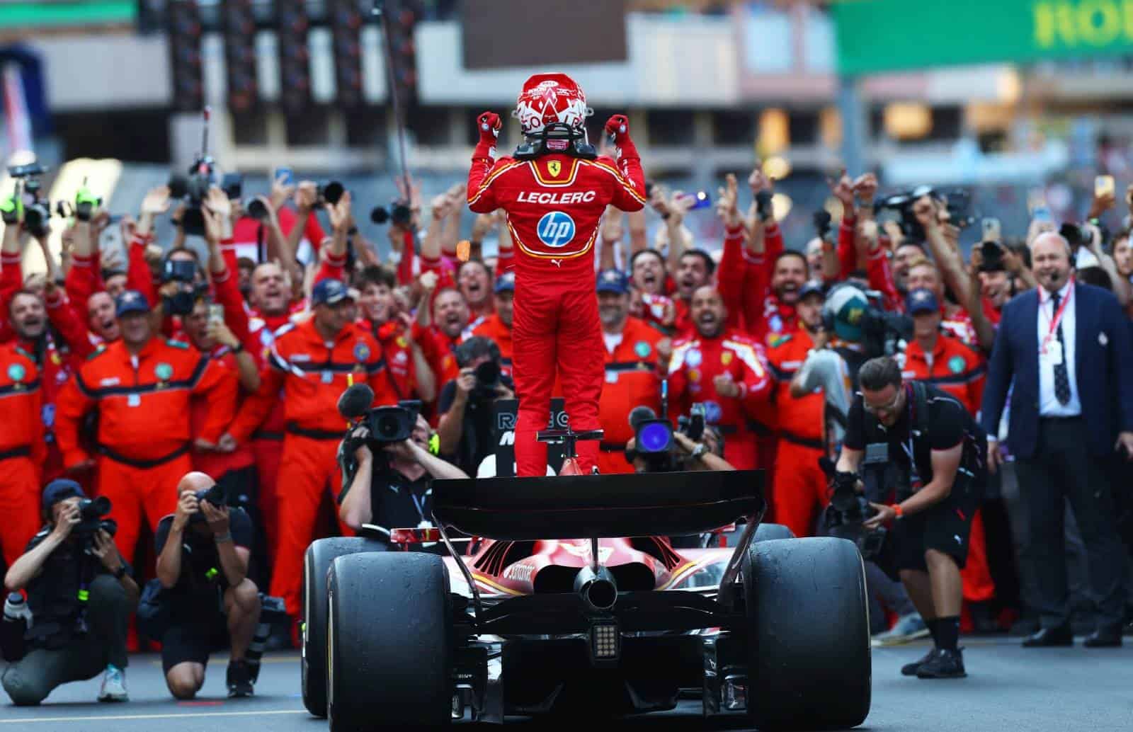 Charles Leclerc celebrando al salir del monoplaza